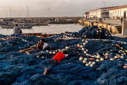 Accra;-Ghana;-Jamestown;-fishing-harbour;-nets;-floats;-rest;-exhaustion;-man;-child;-quay;-new-harbour;-Sino-Ghanaian-cooperation;-artisanal-fishing;-daily-life;-Gulf-of-Guinea;-West-Africa;-historic-district;-documentary-photography;-Kaleidos;-Kaleidos-images;-La-parole-à-limage;-Stories-Pictures;-Tarek-Charara